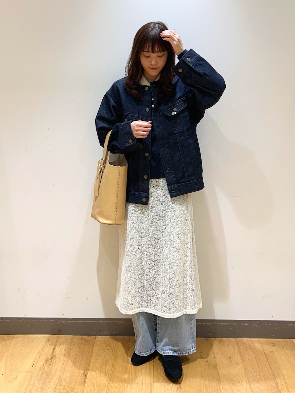 ブルー系のニット/セーター、ブルー系のデニムジャケット、ホワイト系のスカートを着用したレディースの冬コーディネートの5枚目の写真