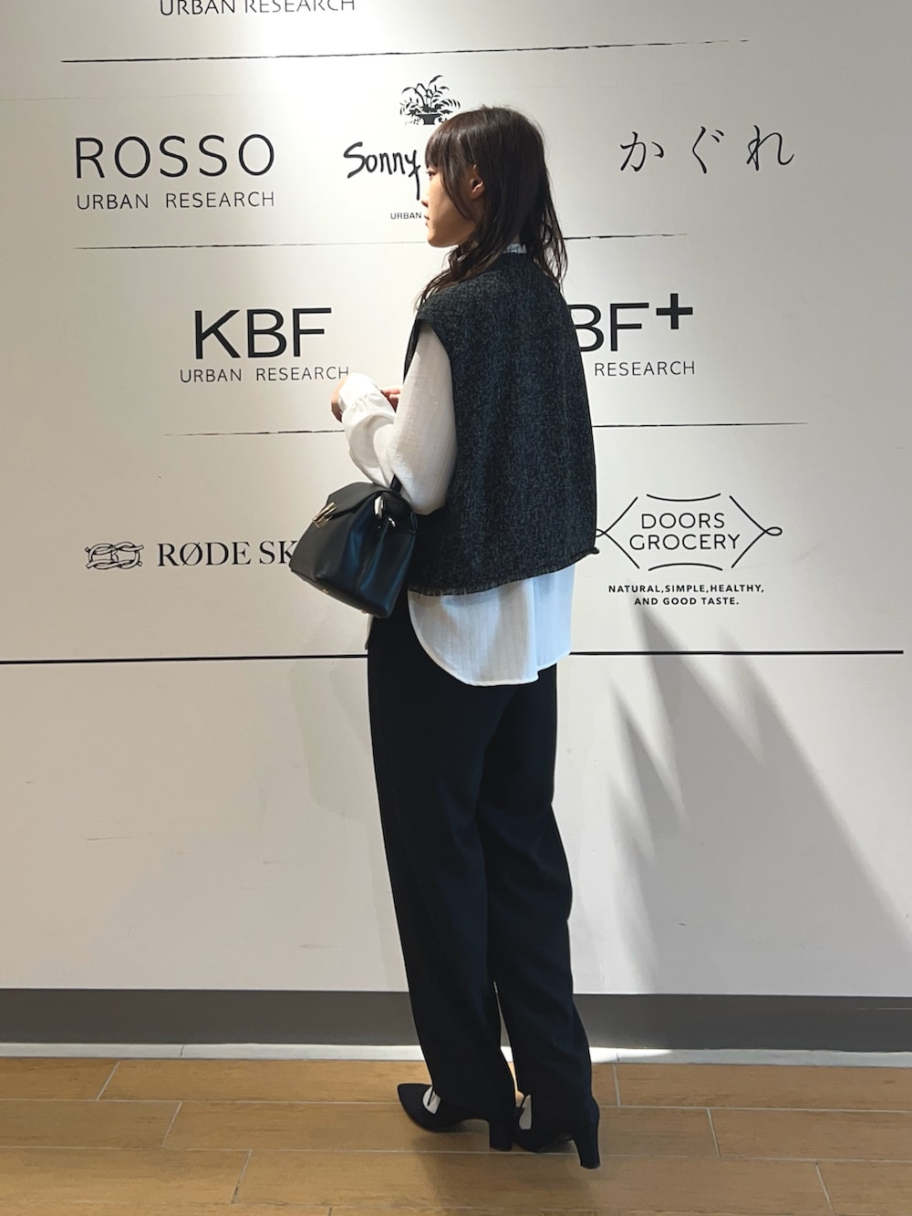 ホワイト系のシャツ/ブラウス、ブラック系のベスト、ブラック系のその他パンツを着用したレディースの冬コーディネートの3枚目の写真