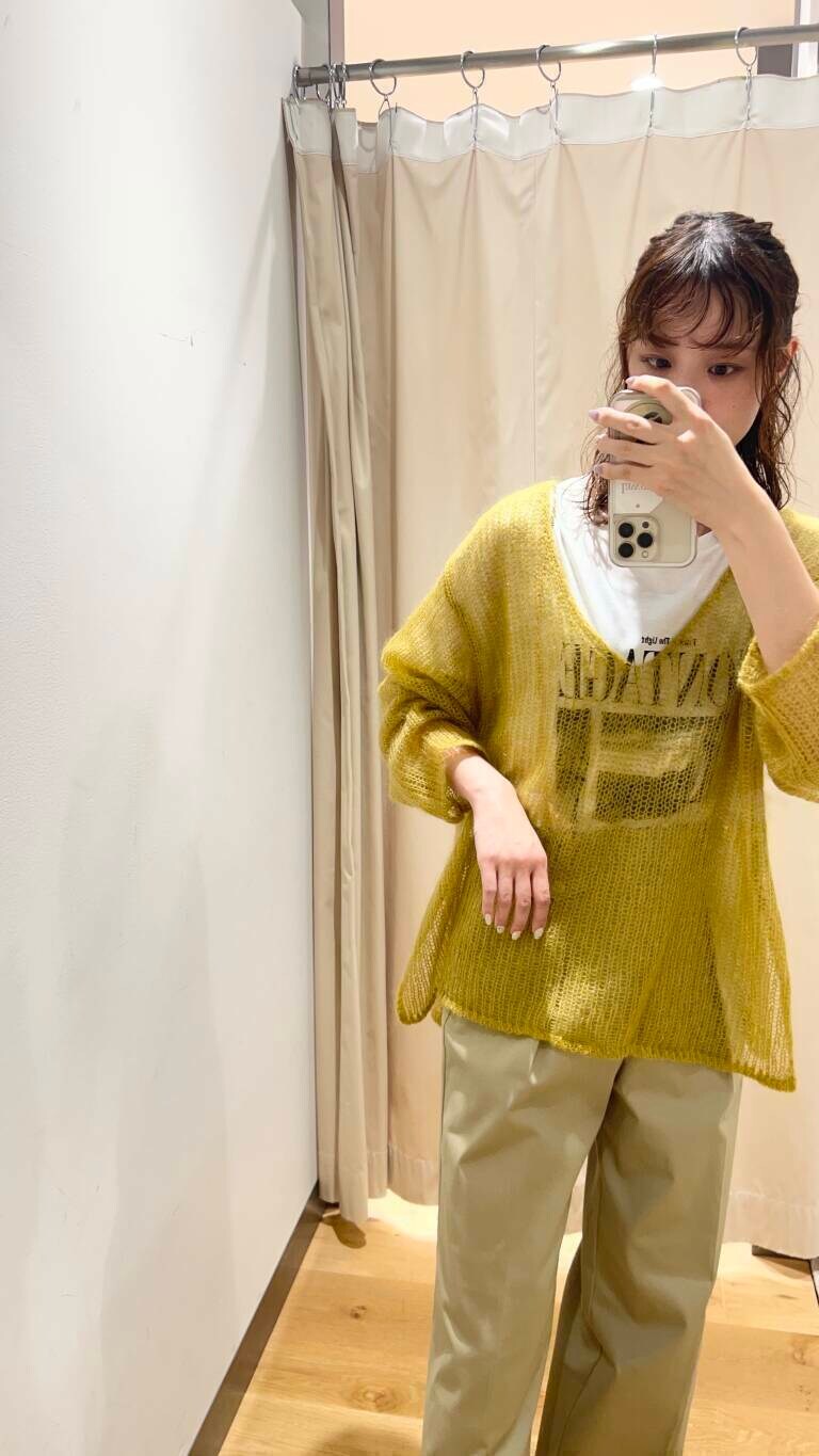 ブラウン系のブーツ、ホワイト系のTシャツ/カットソー、ベージュ系のハンドバッグを着用したレディースの秋コーディネートの2枚目の写真