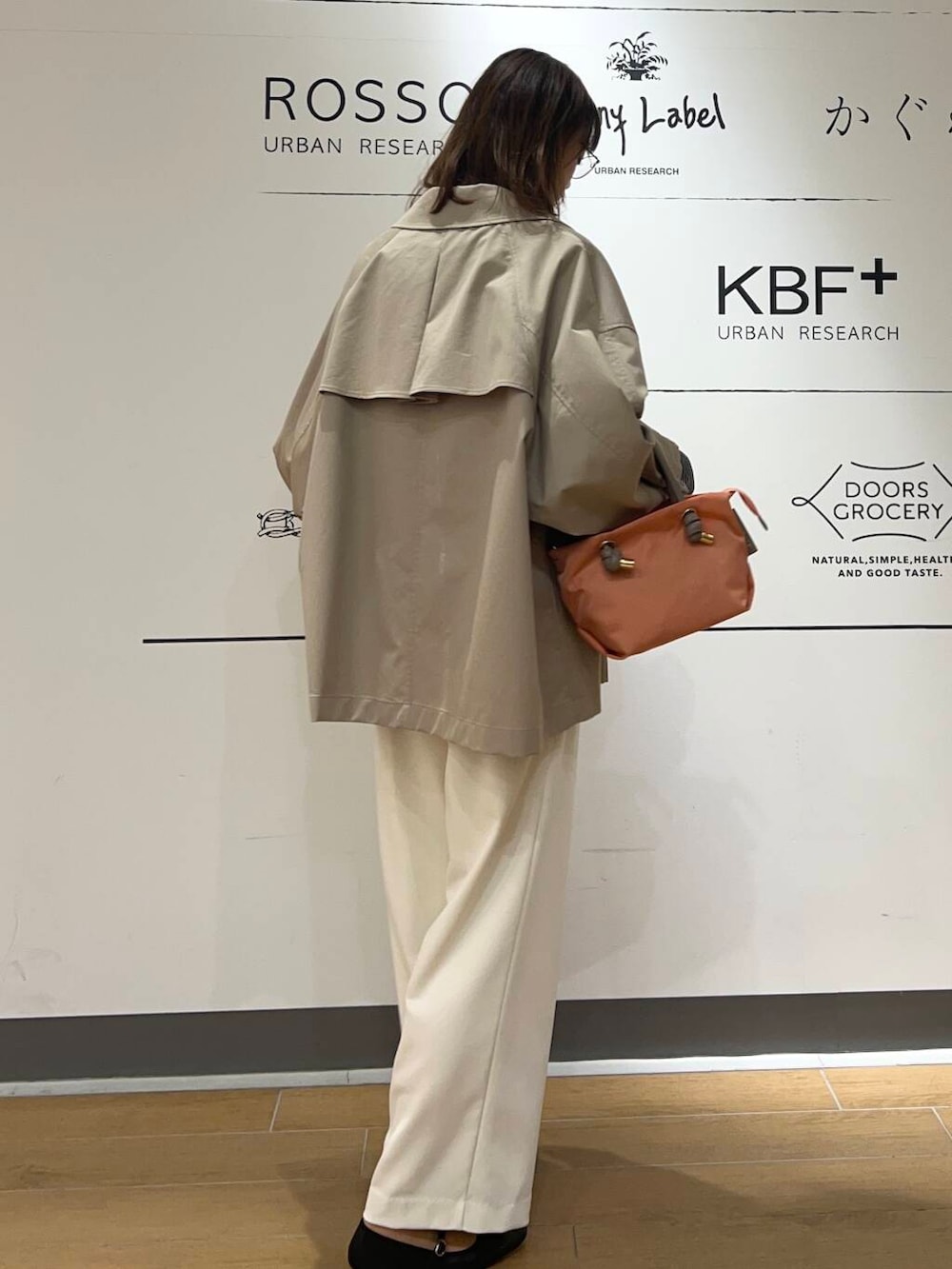 ホワイト系のその他パンツ、ベージュ系のトレンチコート、ホワイト系のTシャツ/カットソーを着用したレディースの冬コーディネートの5枚目の写真