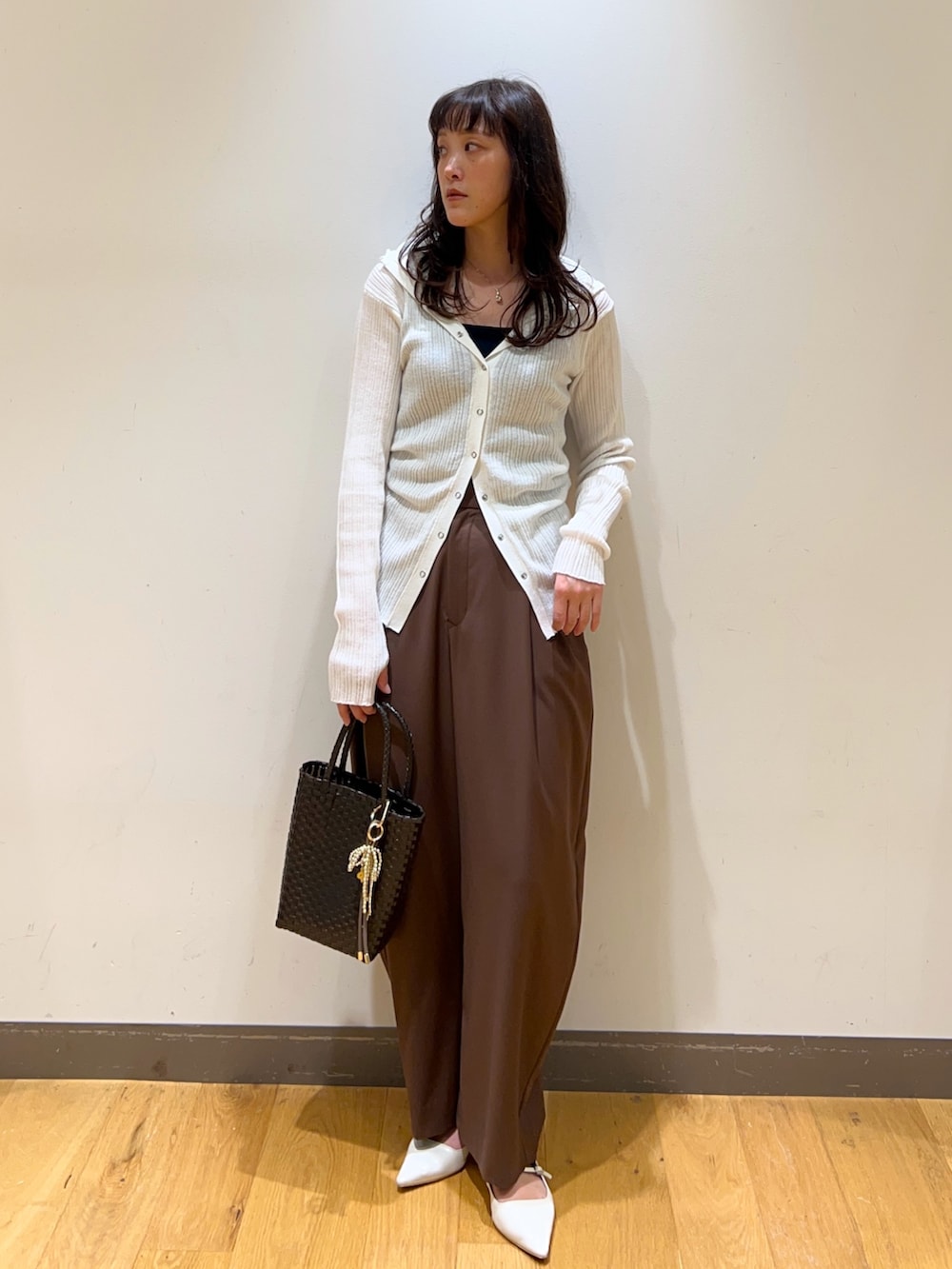 ブラウン系のその他パンツ、ブラウン系のトートバッグ、ホワイト系のパンプスを着用したレディースの春コーディネートの2枚目の写真