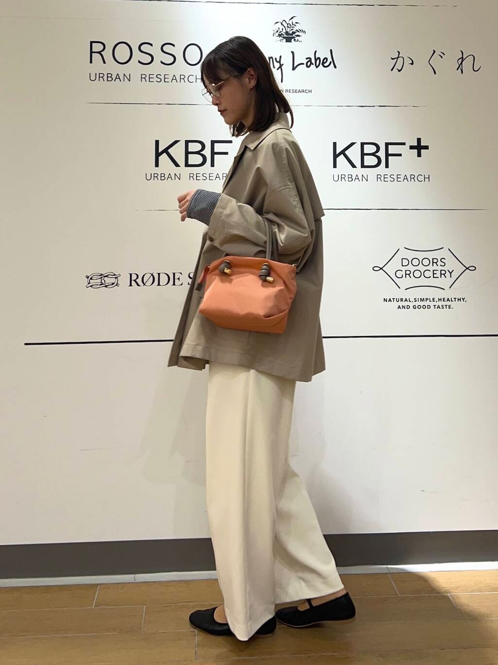 ホワイト系のその他パンツ、ベージュ系のトレンチコート、ホワイト系のTシャツ/カットソーを着用したレディースの冬コーディネートの4枚目の写真