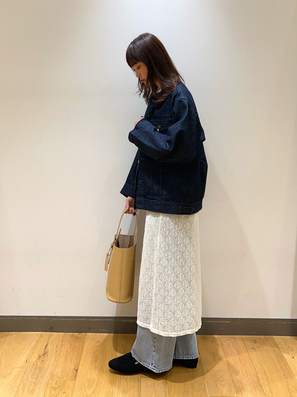 ブルー系のニット/セーター、ブルー系のデニムジャケット、ホワイト系のスカートを着用したレディースの冬コーディネートの3枚目の写真