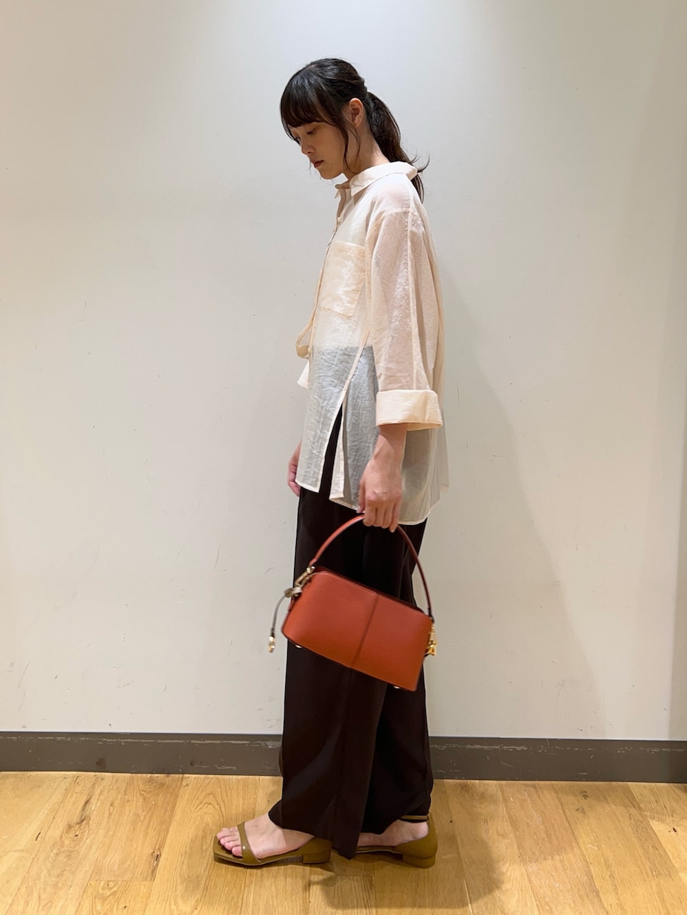 ブラウン系のその他パンツ、ピンク系のシャツ/ブラウス、ベージュ系のタンクトップを着用したレディースの夏コーディネートの2枚目の写真