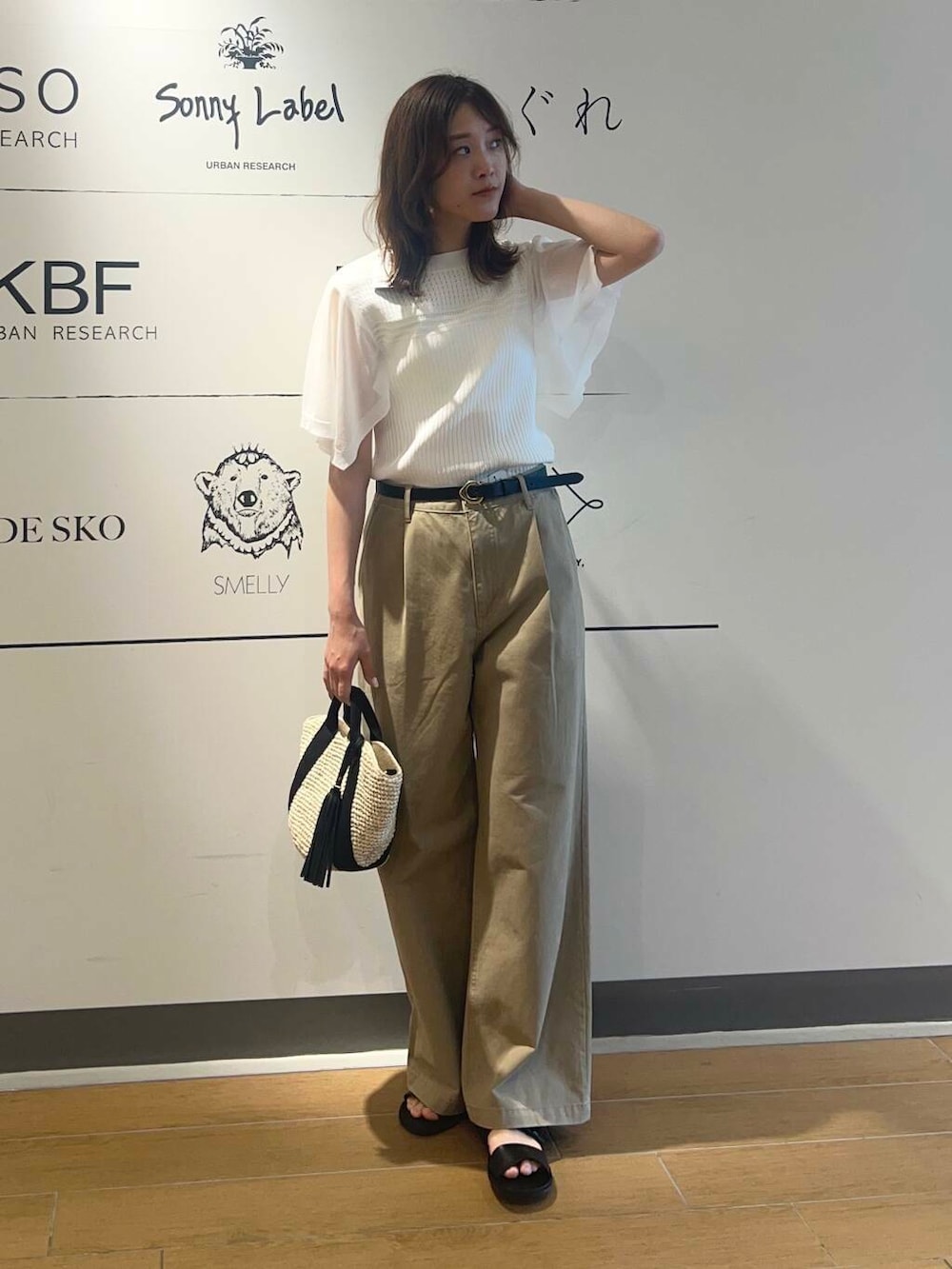 ベージュ系のかごバッグ、ベージュ系のその他パンツ、ブラック系のサンダルを着用したレディースの春コーディネートの2枚目の写真