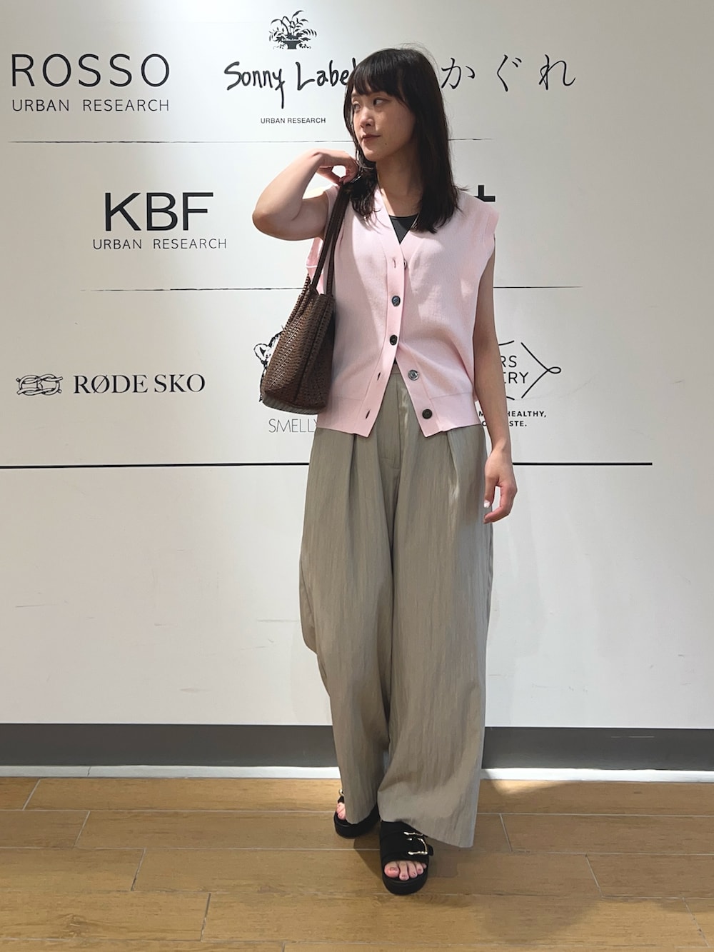 グレー系のその他パンツ、ピンク系のベスト、グレー系のタンクトップを着用したレディースの夏コーディネートの2枚目の写真