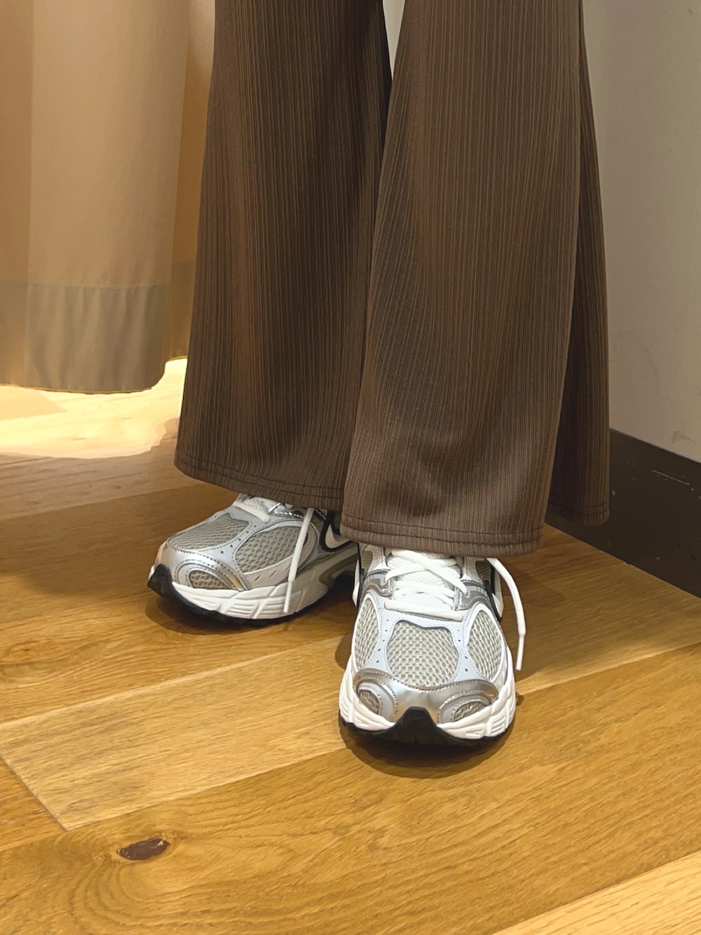 ホワイト系のTシャツ/カットソー、ブルー系のシャツ/ブラウス、ブラウン系のその他パンツを着用したレディースの春コーディネートの3枚目の写真