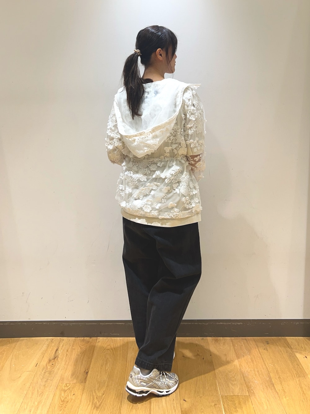 ブラック系のデニムパンツ、ホワイト系のパーカー、ホワイト系のTシャツ/カットソーを着用したレディースの春コーディネートの4枚目の写真