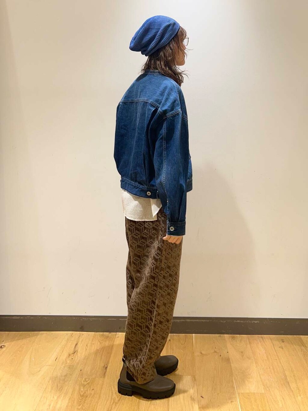 ブラウン系のブーツ、ホワイト系のTシャツ/カットソー、ブルー系のデニムジャケットを着用したレディースの秋コーディネートの5枚目の写真