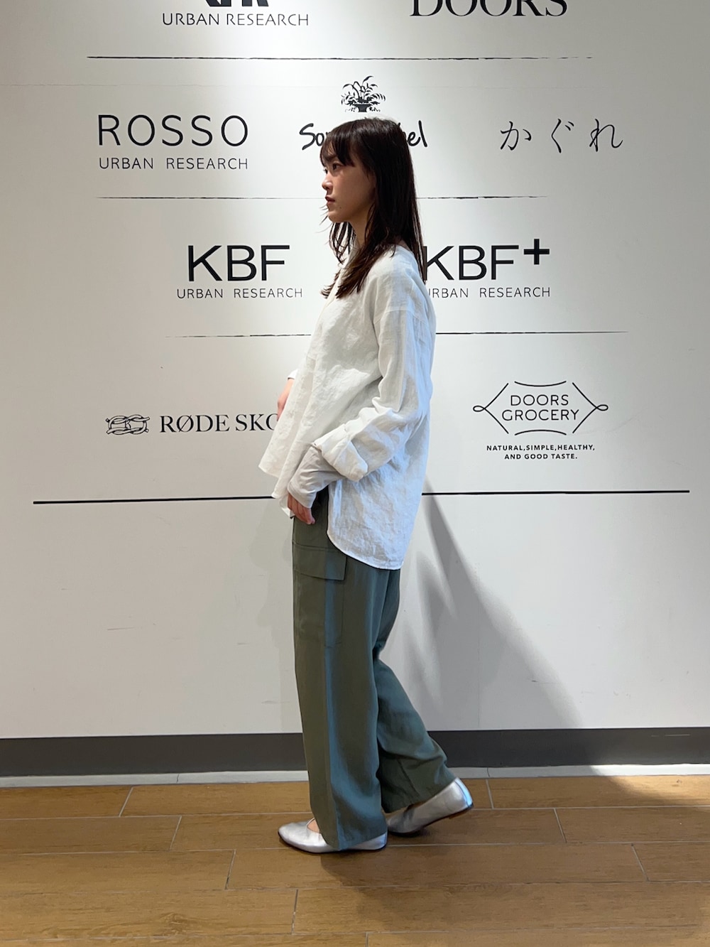 ホワイト系のシャツ/ブラウス、グレー系のTシャツ/カットソー、グリーン系のその他パンツを着用したレディースの春コーディネートの3枚目の写真