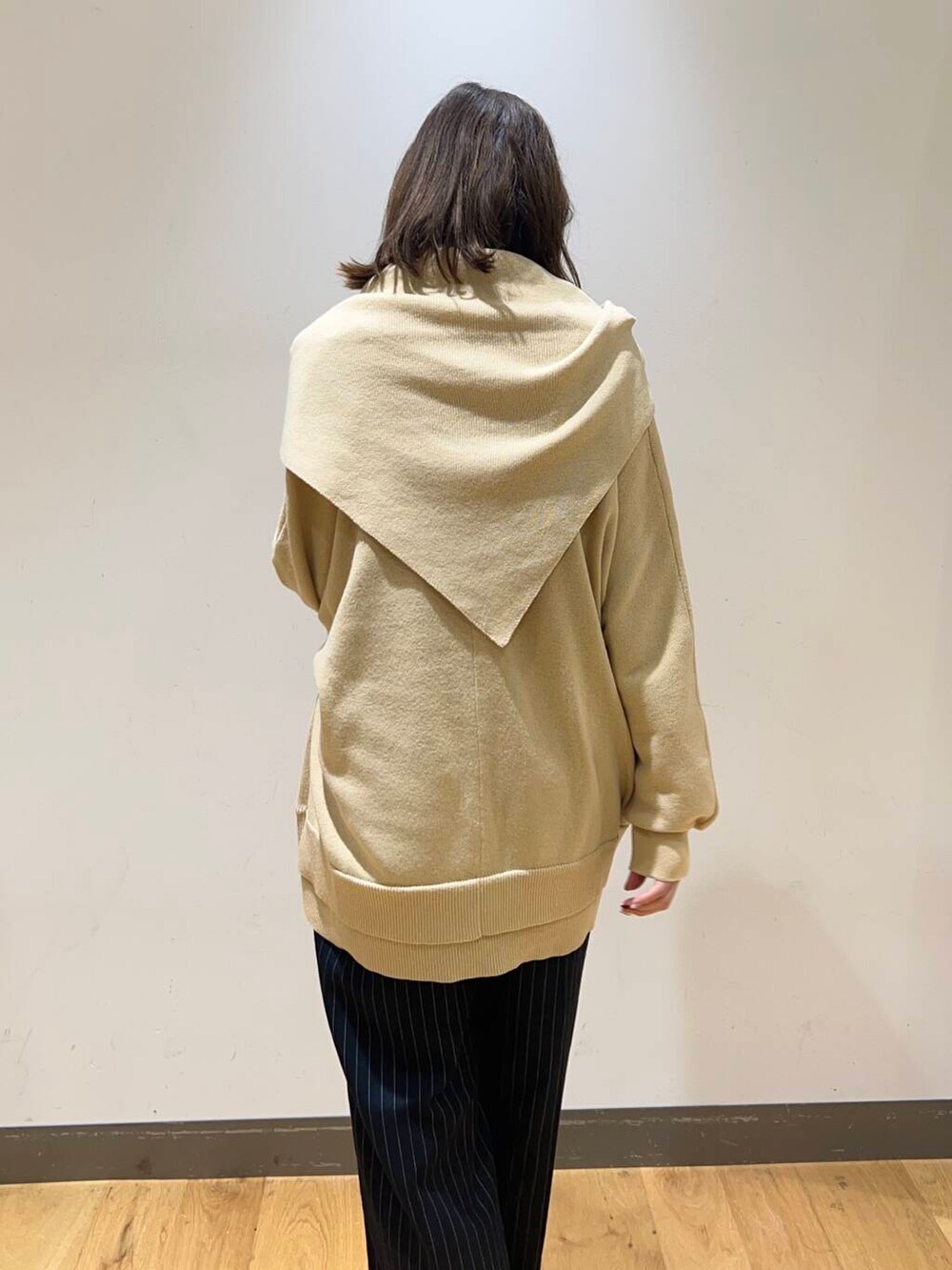 ホワイト系のニット/セーター、イエロー系のニット/セーター、ブラウン系のブーツを着用したレディースの冬コーディネートの3枚目の写真