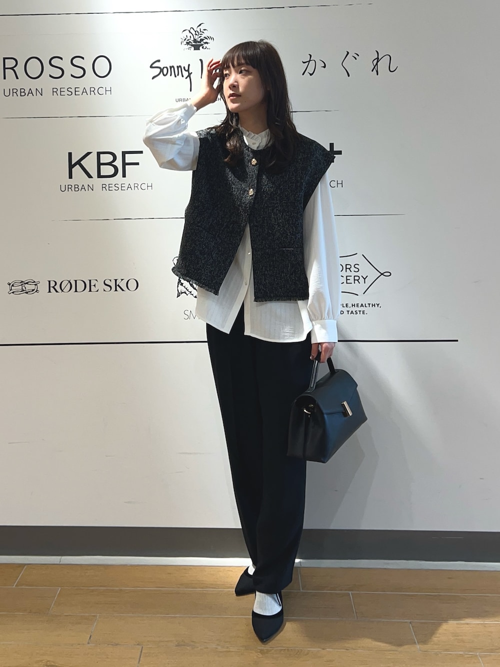 ホワイト系のシャツ/ブラウス、ブラック系のベスト、ブラック系のその他パンツを着用したレディースの冬コーディネートの2枚目の写真