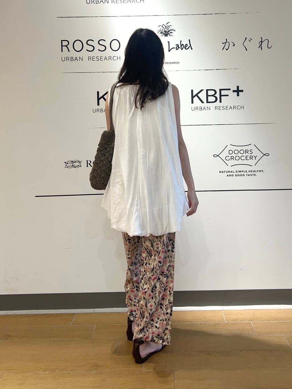 グレー系のトートバッグ、ピンク系のその他パンツ、ブラウン系のサンダルを着用したレディースの夏コーディネートの3枚目の写真