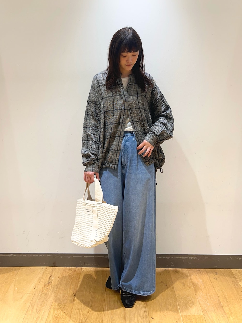 ブラック系のシャツ/ブラウス、ホワイト系のTシャツ/カットソー、ブルー系のデニムパンツを着用したレディースの春コーディネートの2枚目の写真