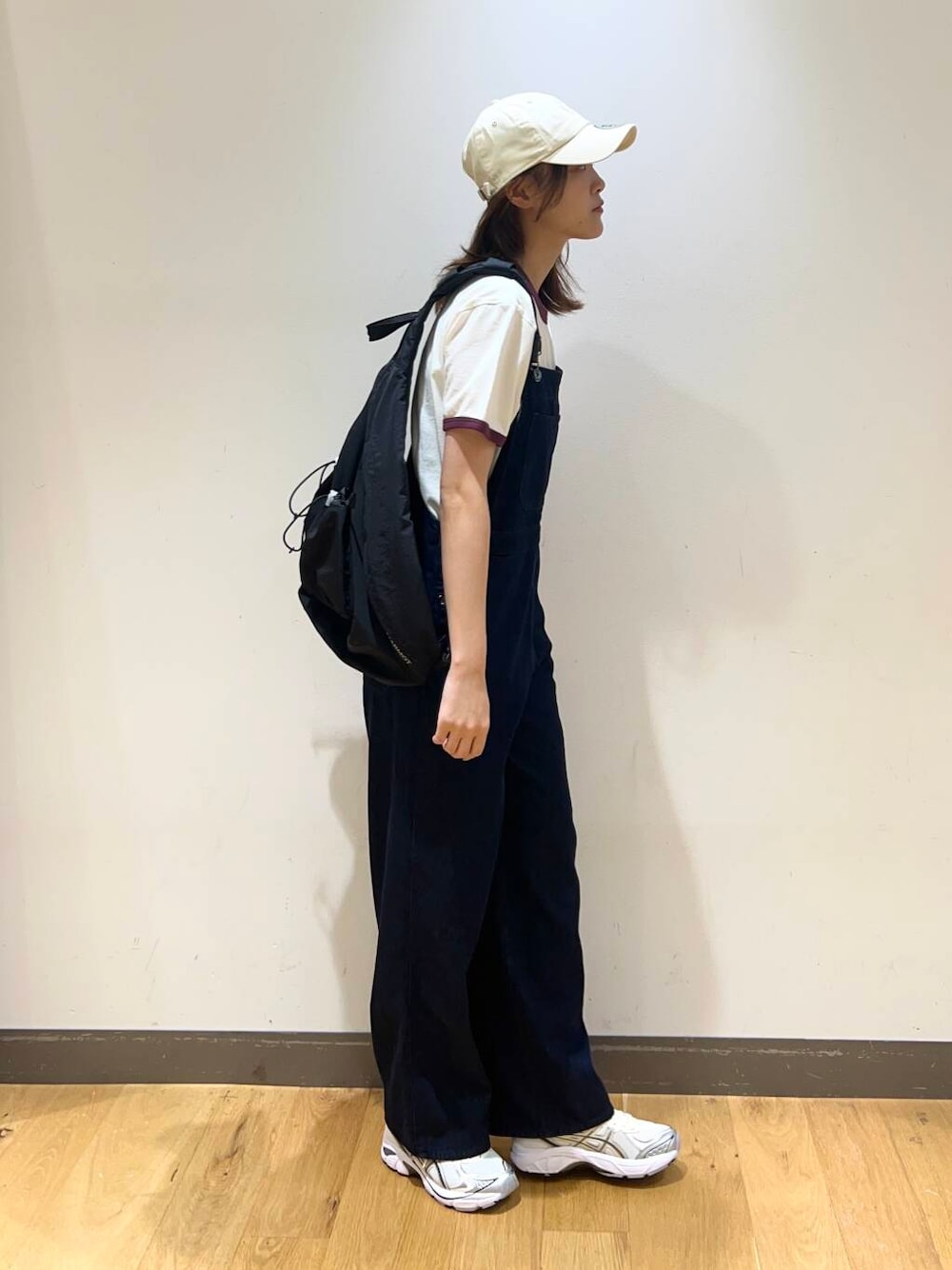 ブルー系のデニムジャケット、ブルー系のサロペット/オーバーオール、ブラック系のバックパック/リュックを着用したレディースの春コーディネートの3枚目の写真