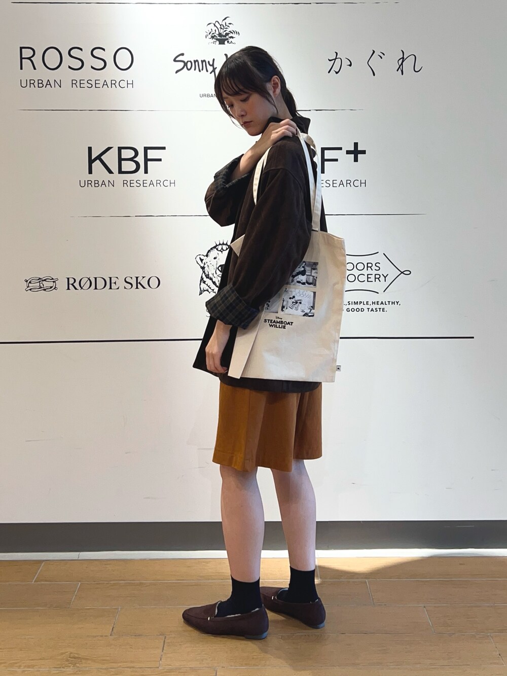 ブラウン系のカバーオール、グレー系のニット/セーター、ブラウン系のその他パンツを着用したレディースの秋コーディネートの2枚目の写真