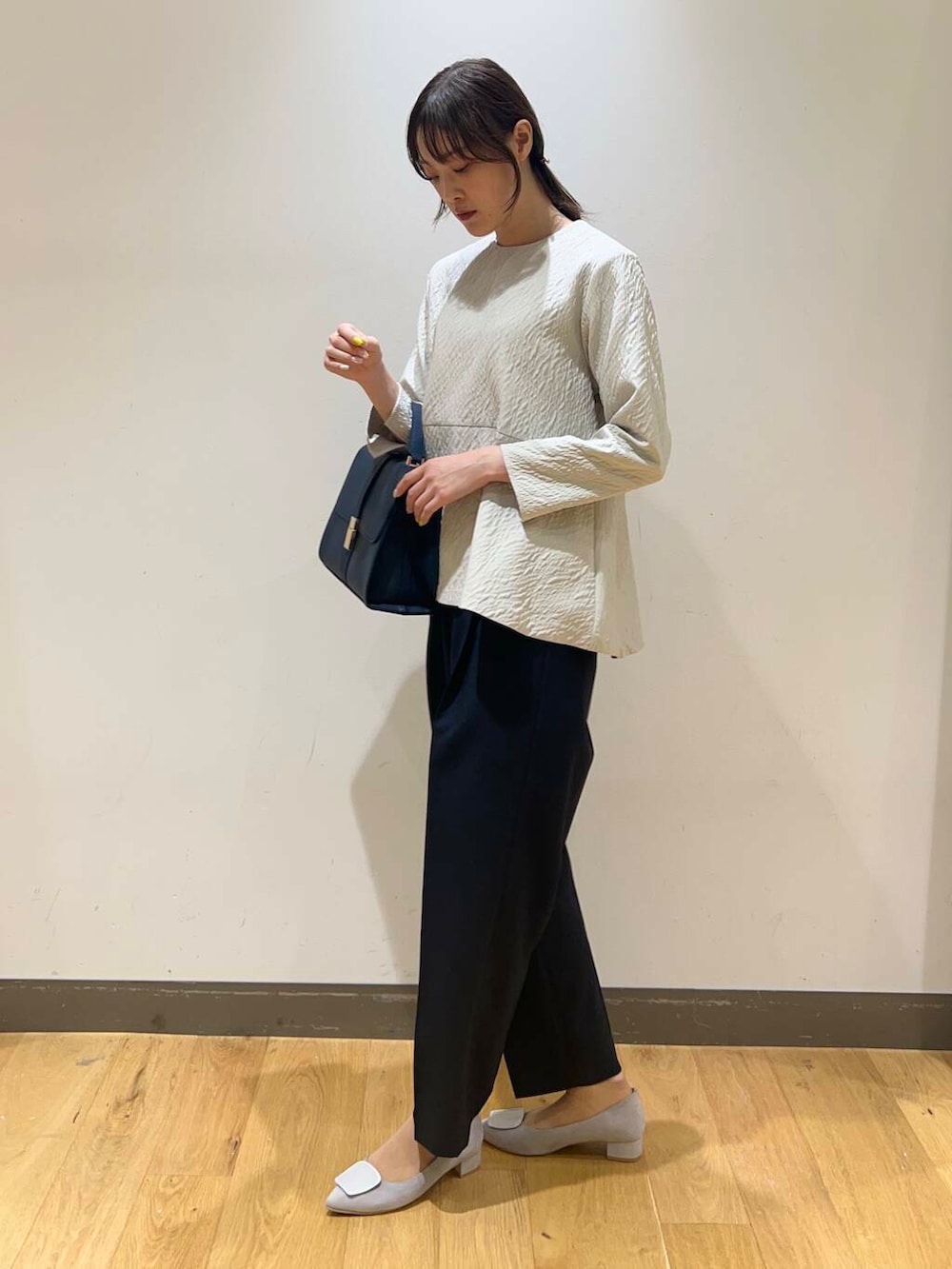 ブルー系のハンドバッグ、ブルー系のその他パンツ、ベージュ系のシャツ/ブラウスを着用したレディースの冬コーディネートの2枚目の写真