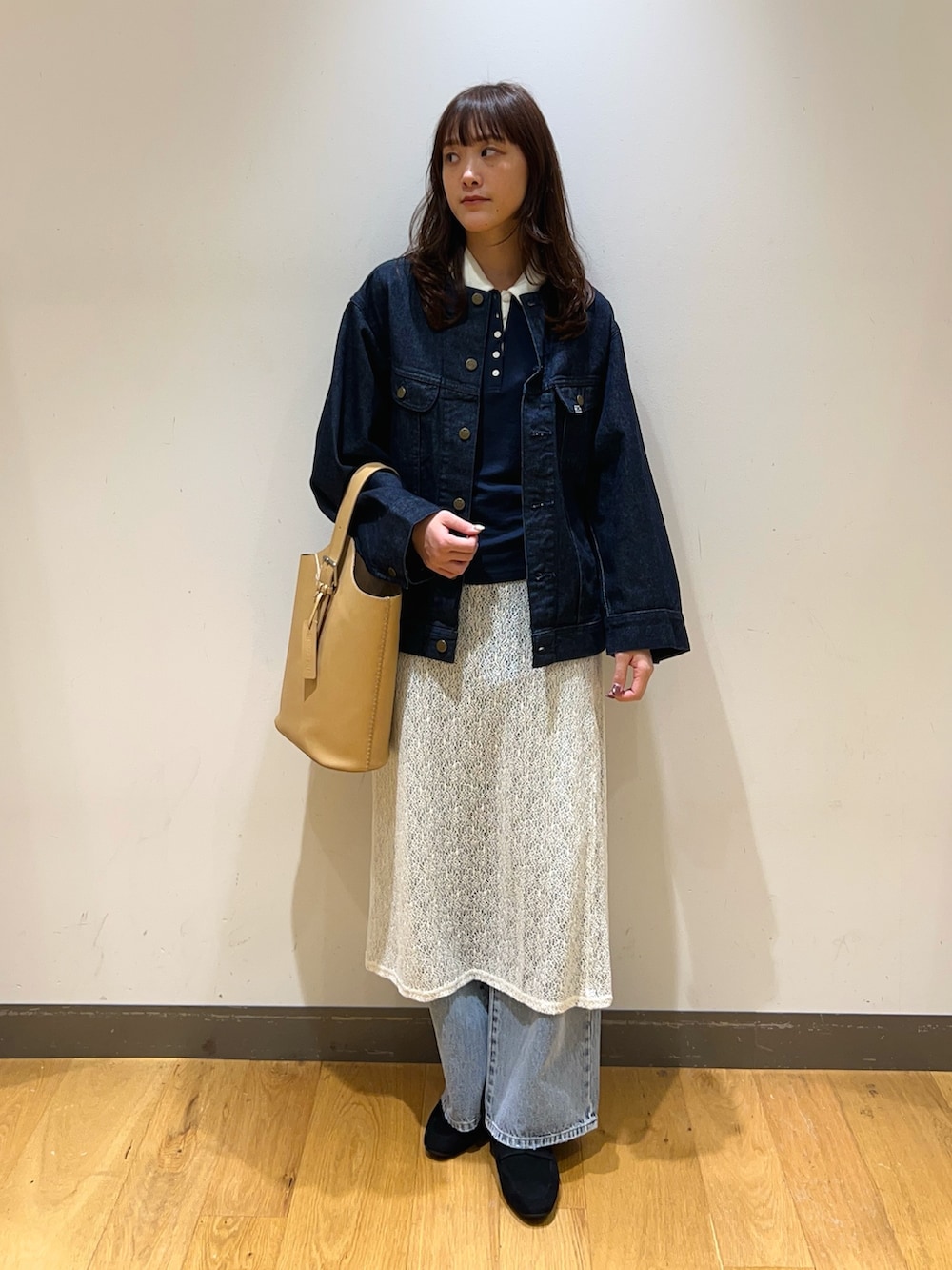 ブルー系のニット/セーター、ブルー系のデニムジャケット、ホワイト系のスカートを着用したレディースの冬コーディネートの2枚目の写真