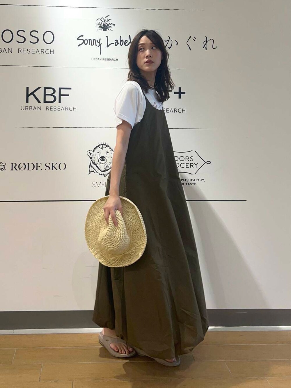 ベージュ系のサンダル、ホワイト系のTシャツ/カットソー、ブラウン系のワンピースを着用したレディースの夏コーディネートの2枚目の写真