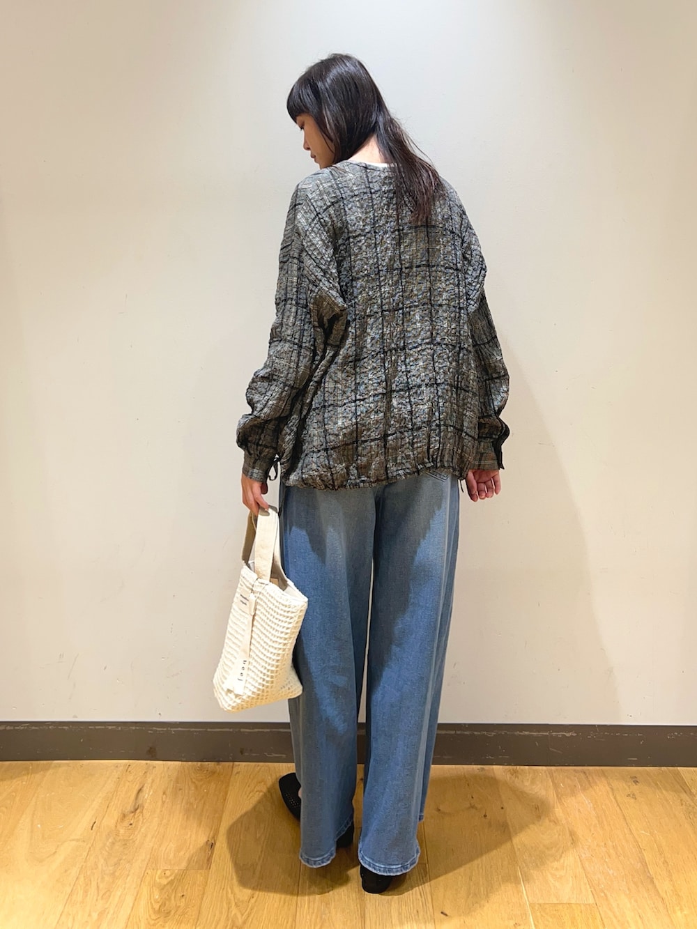 ブラック系のシャツ/ブラウス、ホワイト系のTシャツ/カットソー、ブルー系のデニムパンツを着用したレディースの春コーディネートの4枚目の写真