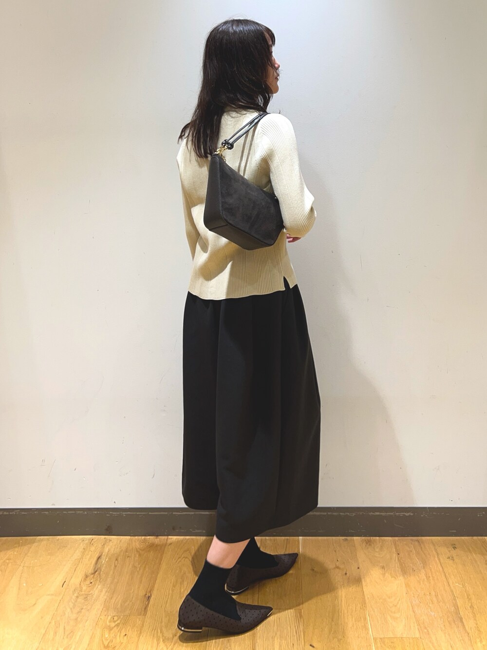 ブラック系のその他パンツ、その他のローファー、ベージュ系のニット/セーターを着用したレディースの秋コーディネートの3枚目の写真