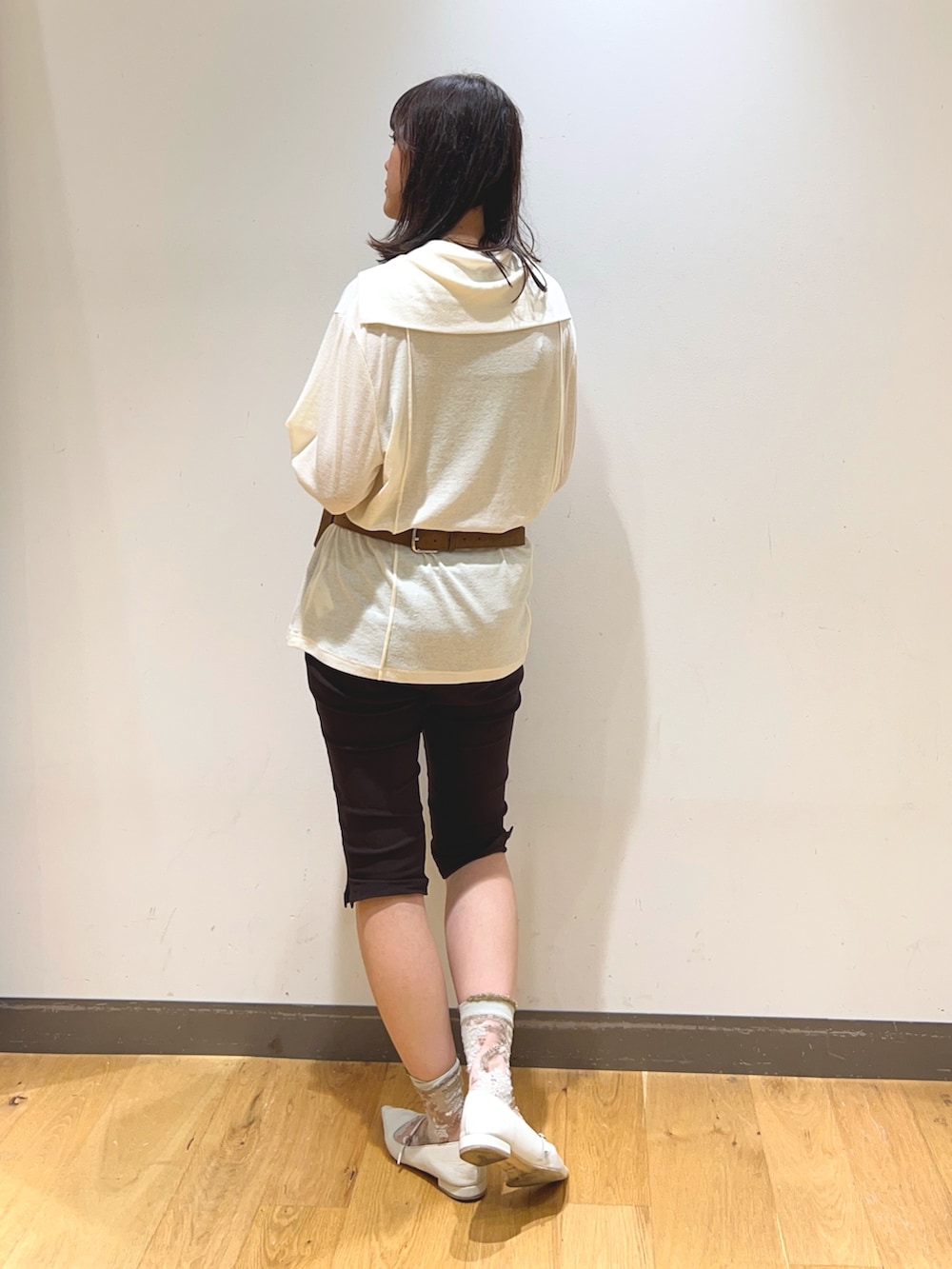 ホワイト系のカーディガン/ボレロ、ブラウン系のその他パンツ、ホワイト系のパンプスを着用したレディースの秋コーディネートの3枚目の写真