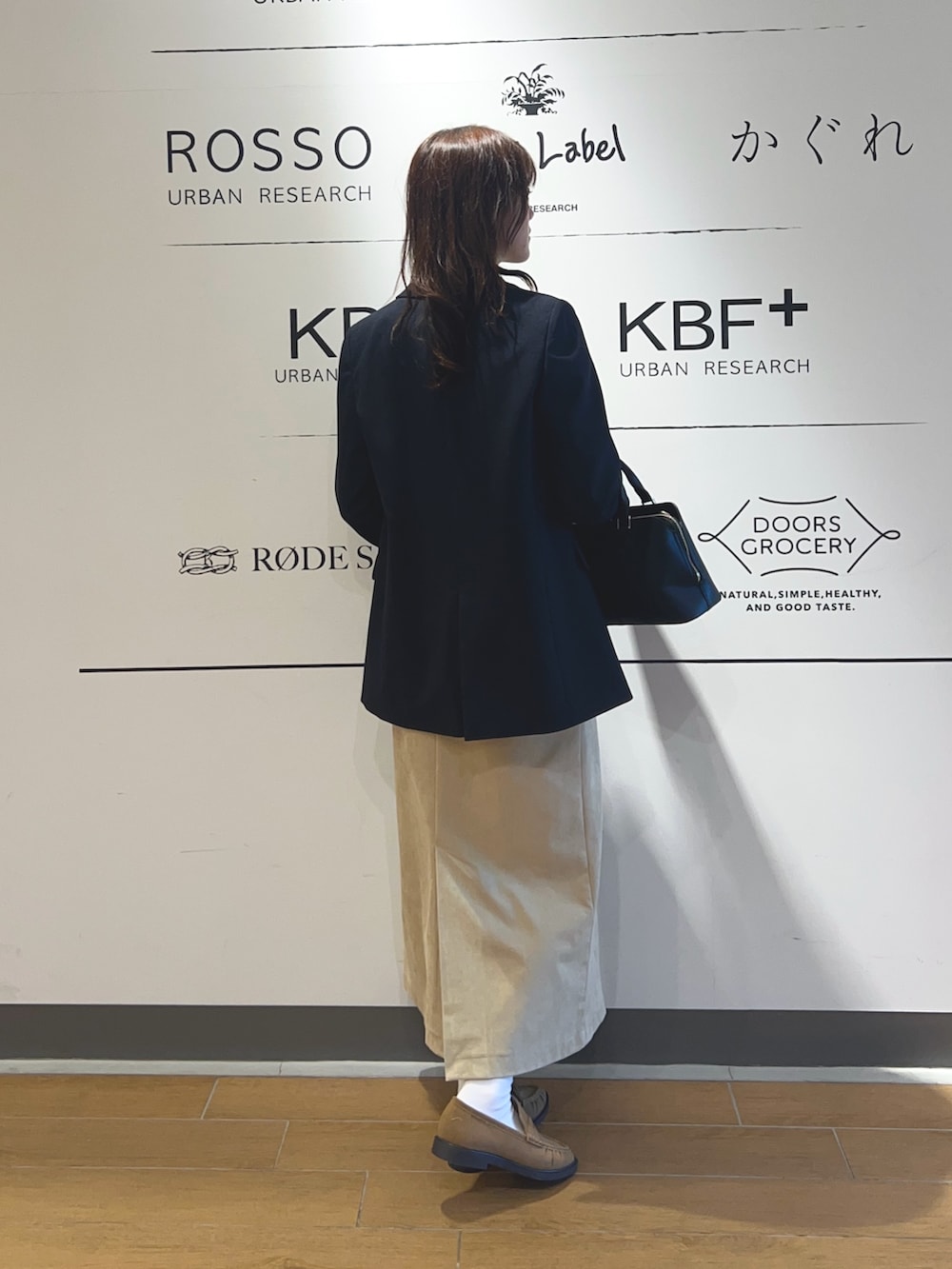 ブルー系のその他アウター、ホワイト系のTシャツ/カットソー、ブラック系のハンドバッグを着用したレディースの春コーディネートの3枚目の写真