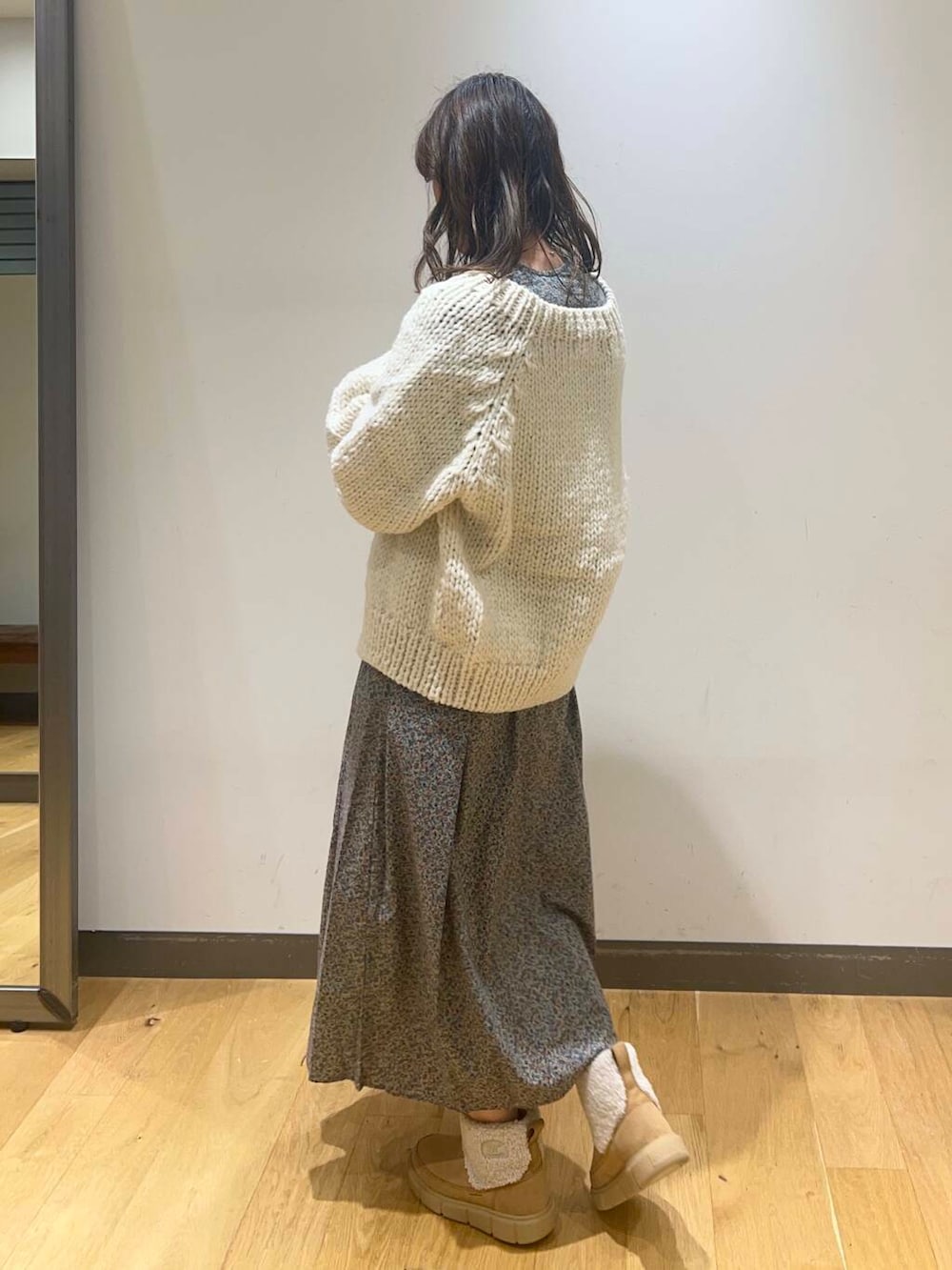 ホワイト系のニット/セーター、グレー系のワンピース、ベージュ系のブーツを着用したレディースの秋コーディネートの4枚目の写真