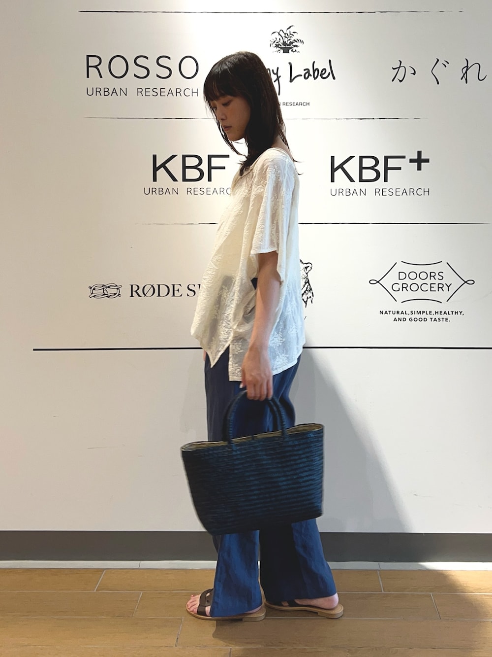 ホワイト系のシャツ/ブラウス、ブルー系のその他パンツ、ブルー系のトートバッグを着用したレディースの夏コーディネートの2枚目の写真