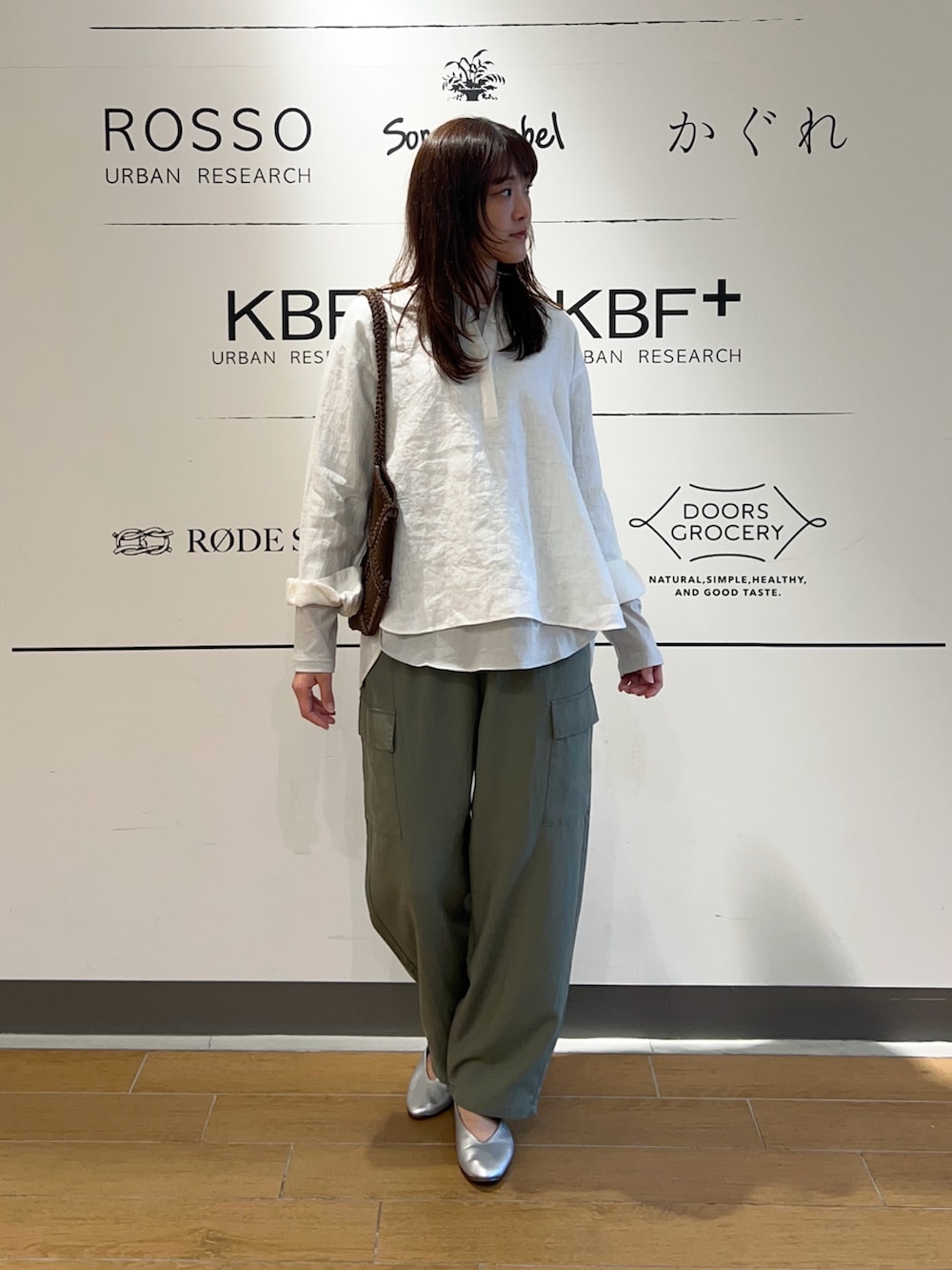 ホワイト系のシャツ/ブラウス、グレー系のTシャツ/カットソー、グリーン系のその他パンツを着用したレディースの春コーディネートの2枚目の写真