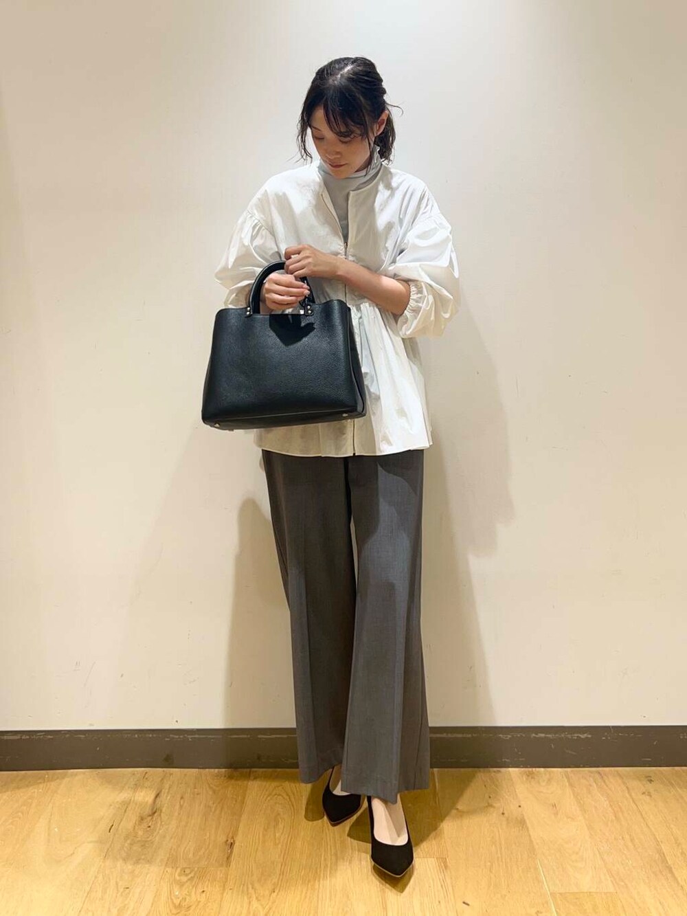 ブラック系のパンプス、ブルー系のTシャツ/カットソー、ホワイト系のシャツ/ブラウスを着用したレディースの秋コーディネートの2枚目の写真