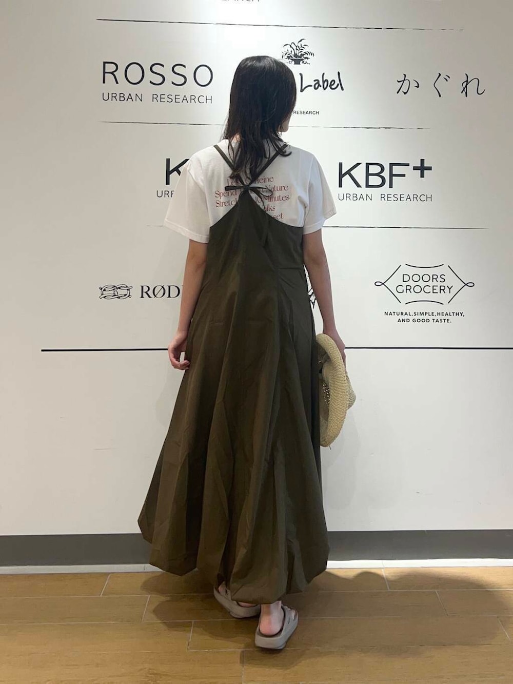 ベージュ系のサンダル、ホワイト系のTシャツ/カットソー、ブラウン系のワンピースを着用したレディースの夏コーディネートの3枚目の写真