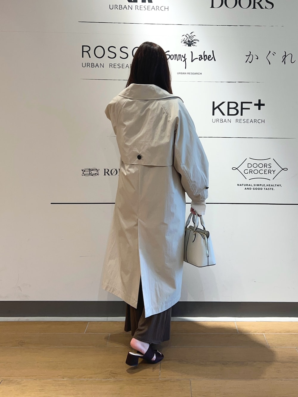 ベージュ系のトレンチコート、ホワイト系のシャツ/ブラウス、ブラウン系のその他パンツを着用したレディースの春コーディネートの5枚目の写真