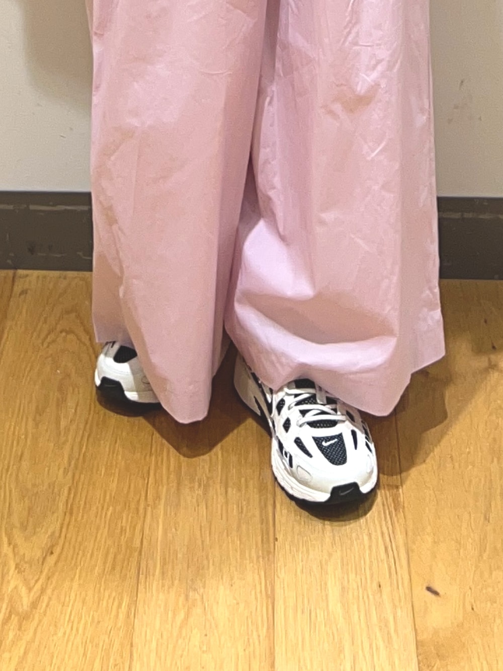 グレー系のニット/セーター、ピンク系のその他パンツ、ホワイト系のスニーカーを着用したレディースの春コーディネートの4枚目の写真