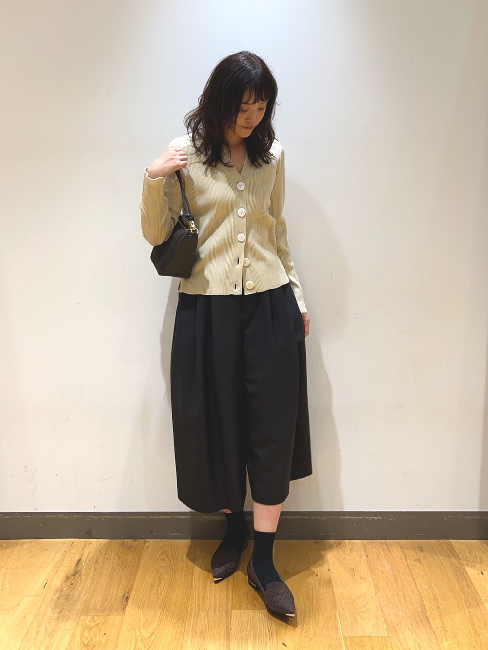 ブラック系のその他パンツ、その他のローファー、ベージュ系のニット/セーターを着用したレディースの秋コーディネートの2枚目の写真
