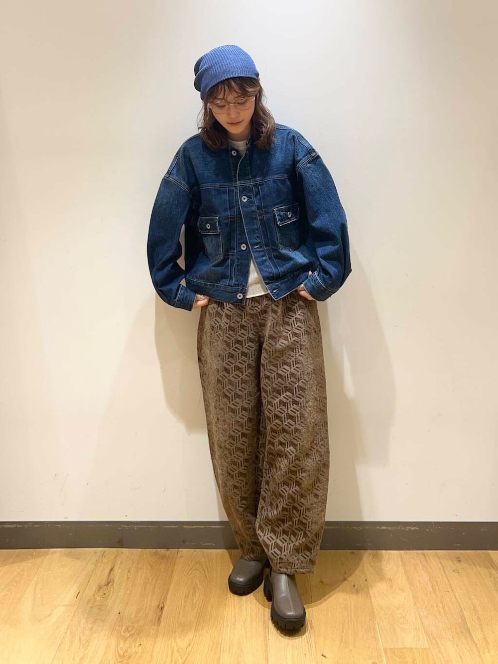 ブラウン系のブーツ、ホワイト系のTシャツ/カットソー、ブルー系のデニムジャケットを着用したレディースの秋コーディネートの2枚目の写真