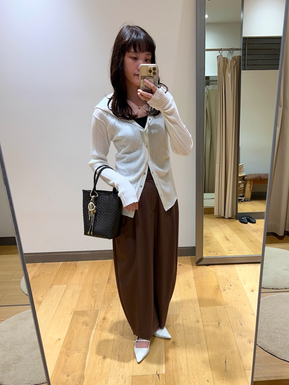 ブラウン系のその他パンツ、ブラウン系のトートバッグ、ホワイト系のパンプスを着用したレディースの春コーディネートの4枚目の写真