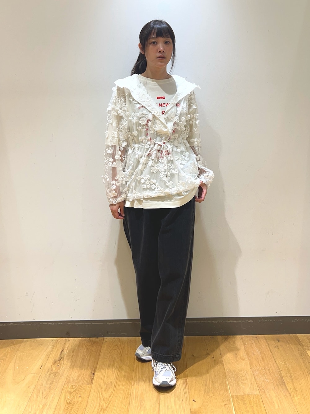 ブラック系のデニムパンツ、ホワイト系のパーカー、ホワイト系のTシャツ/カットソーを着用したレディースの春コーディネートの3枚目の写真