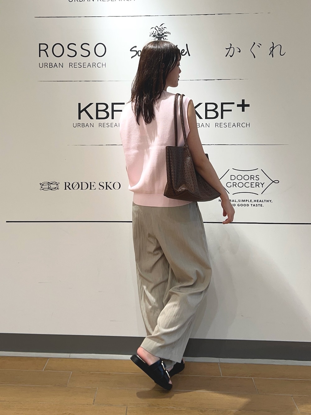 グレー系のその他パンツ、ピンク系のベスト、グレー系のタンクトップを着用したレディースの夏コーディネートの3枚目の写真