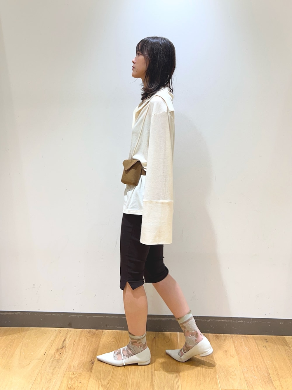 ホワイト系のカーディガン/ボレロ、ブラウン系のその他パンツ、ホワイト系のパンプスを着用したレディースの秋コーディネートの2枚目の写真
