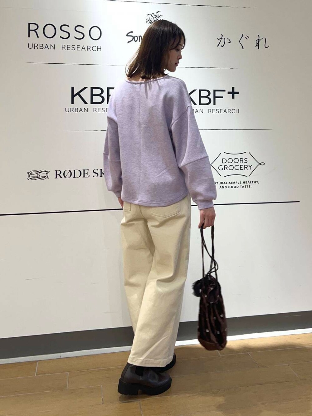 ブラウン系のブーツ、ブラウン系のショルダーバッグ、パープル系のTシャツ/カットソーを着用したレディースの冬コーディネートの4枚目の写真