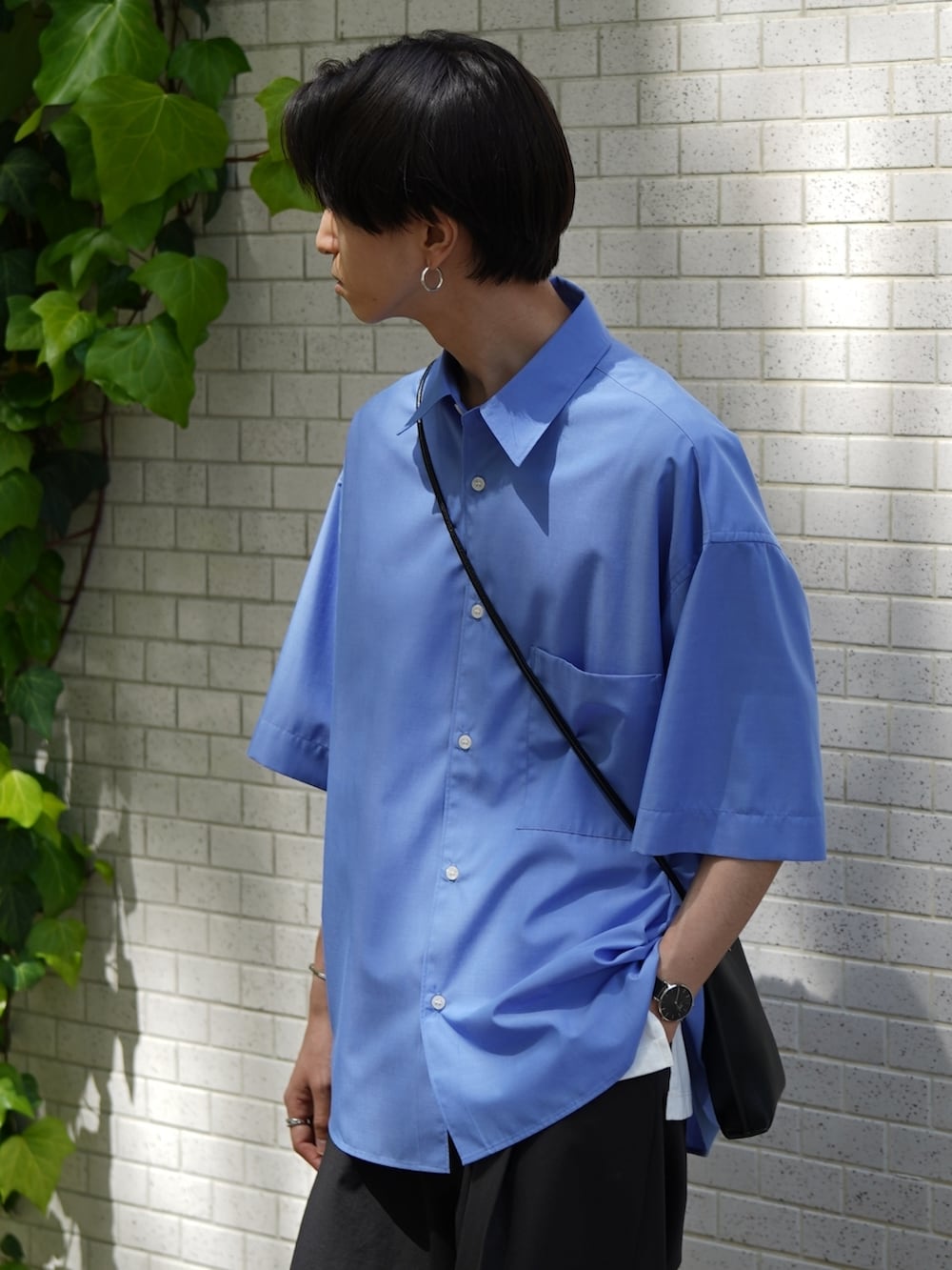 「夏コーデ、シャツ、スラックス、レザーサンダル、グルカサンダル、ショルダーバッグ、ブルー、WYM、Daniel Wellington、LIDnM」｜「WYM LIDNMのTENCEL WIDE HALF SLEEVE SHIRT（シャツ/ブラウス、ブルー系）」を使った、しーさん（メンズ・177cm）の春コーディネートの2枚目の写真