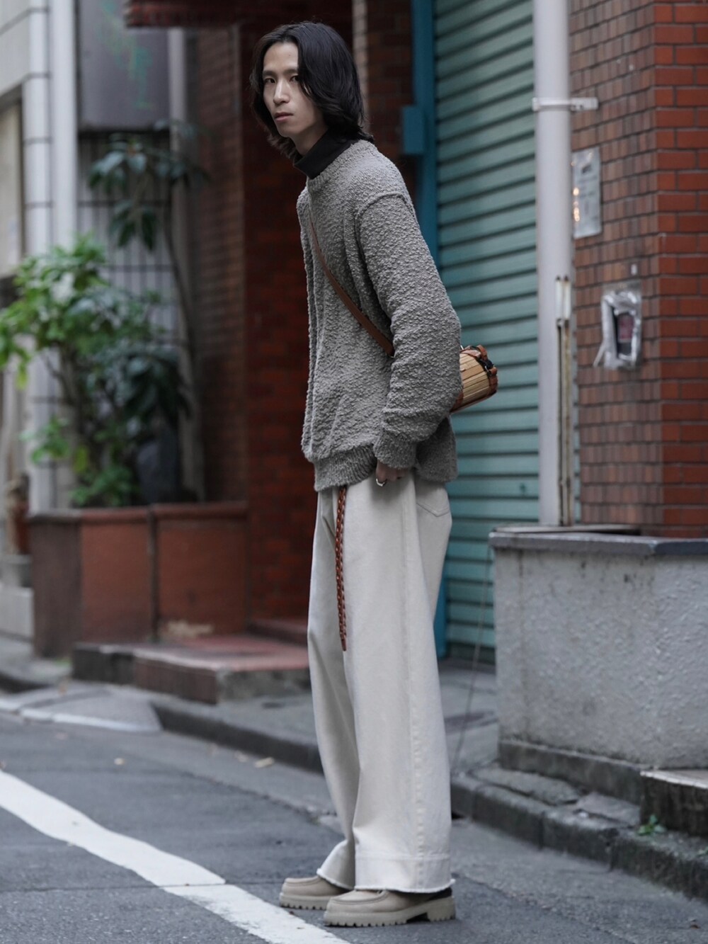 「タートルネック、ストリート、レイヤードスタイル、韓国ファッション、休日スタイル、クリスマスに着たい服、スニーカー、マイベストコーデ2023、お出かけコーデ、デニム、ブラウン、きれいめカジュアル、冬コーデ、ニット、厚底シューズ」｜「LIDNMのCOTTON SLUB REVERSIBLE KNIT（ニット/セーター、ブラウン系）」を使った、しーさん（メンズ・176cm）の冬コーディネートの5枚目の写真