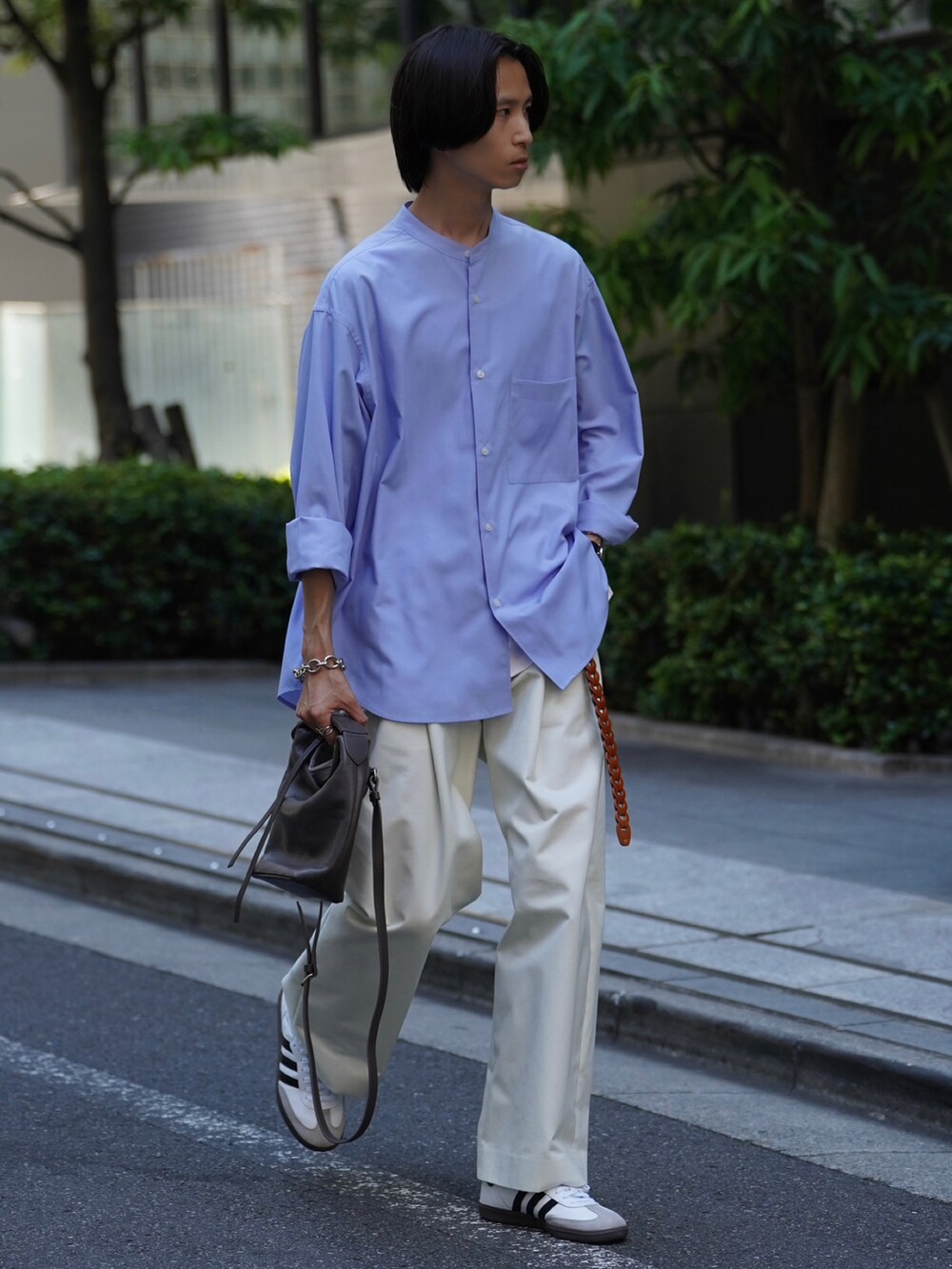 ブルー系のシャツ/ブラウス、ホワイト系のタンクトップ、ホワイト系のその他パンツを着用したメンズの夏コーディネートの2枚目の写真