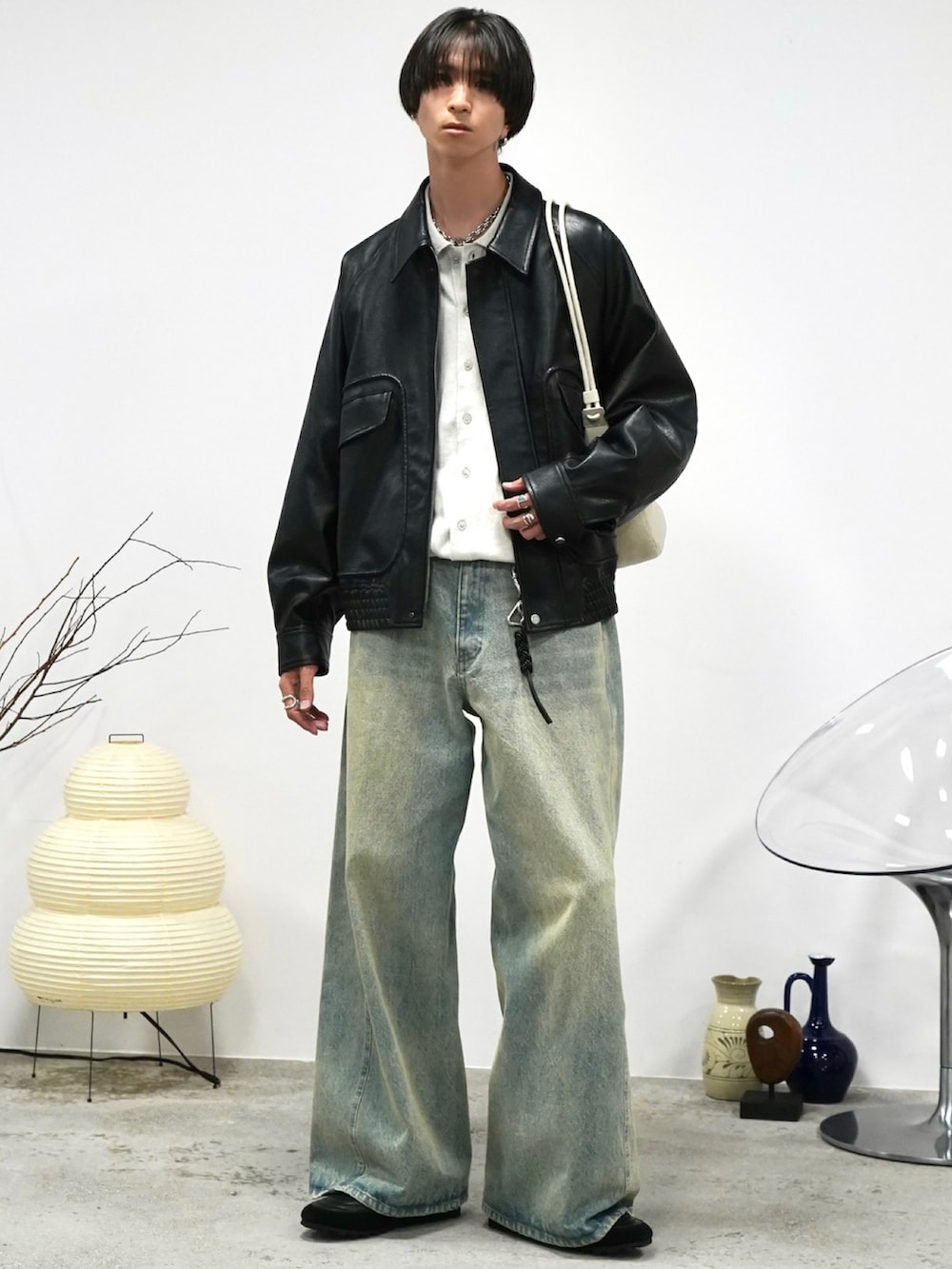グレー系のシャツ/ブラウス、ブラック系のブルゾン、ブルー系のデニムパンツを着用したメンズの秋コーディネートの3枚目の写真