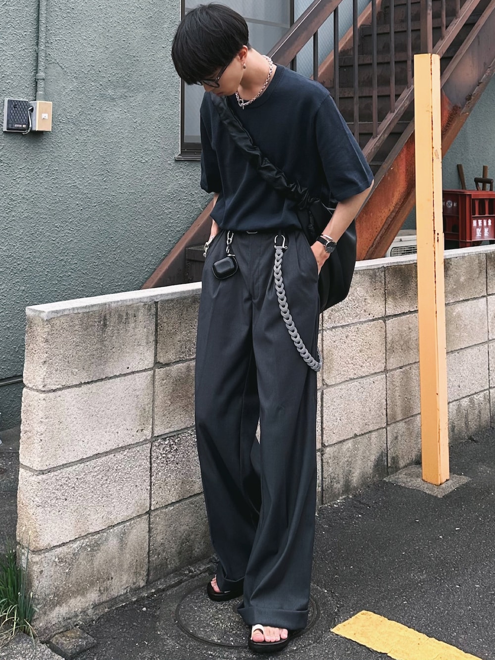 「夏コーデ、さらっと晴れやかスナップ、夏だ！Tシャツ着よう！、きれいめカジュアル、プチプラ、ショルダーバッグ、お出かけコーデ、スラックス、サングラス、サンダル、タックイン、メガネ男子、大人カジュアル、ストリート、ユニクロ」｜「UNIQLOのアイテム（ニット/セーター、ブラック系）」を使った、しーさん（メンズ・177cm）の夏コーディネートの2枚目の写真