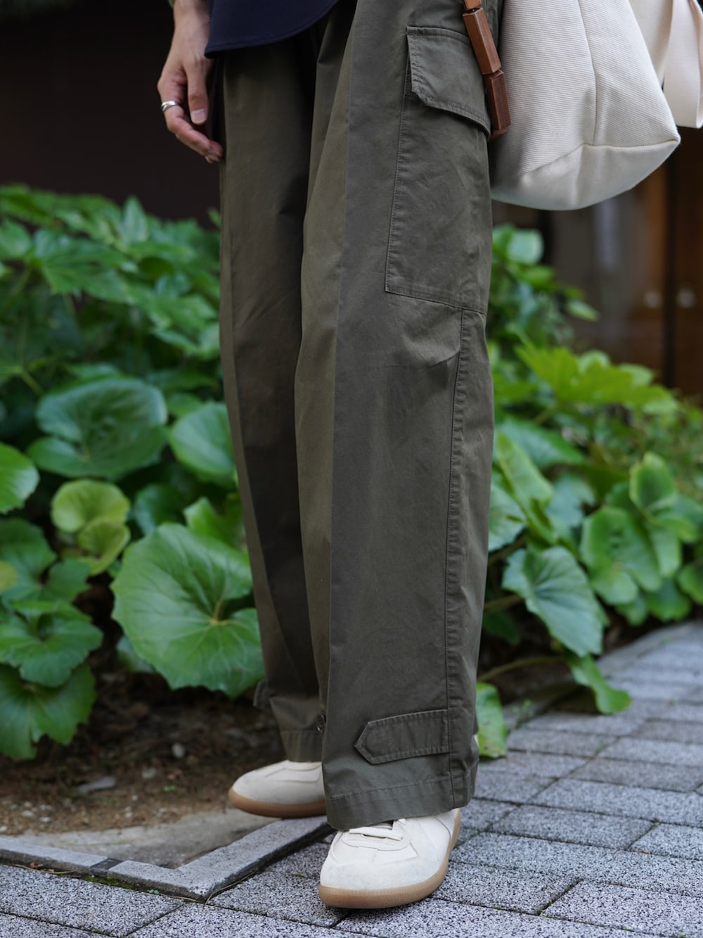 「カーゴパンツ、サングラス、スニーカー、ショルダーバッグ、夏コーデ、休日スタイル、プチプラ、ストリート、Coming soon…、トートバッグ、ビッグシルエット、フェススタイル、韓国ファッション、メガネ男子、きれいめカジュアル」｜「WYM LIDNMのWASHER H/S SKIPPER SHIRT（シャツ/ブラウス、ブルー系）」を使った、しーさん（メンズ・176cm）の夏コーディネートの3枚目の写真