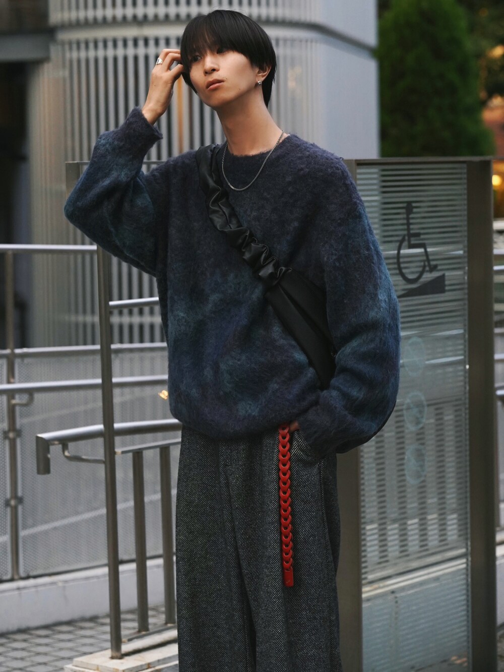 「秋服準備はじめました、デートコーデ、韓国ファッション、ショルダーバッグ、休日スタイル、ワイドパンツ、秋コーデ、パステルカラー、モノトーン、スラックス、プチプラ、厚底シューズ、大人カジュアル、お出かけコーデ、秋っぽコーデ更新中」｜「WYM LIDNMのMOHAIR BLEND JACQUARD SHAGGY KNIT（ニット/セーター、ブルー系）」を使った、しーさん（メンズ・177cm）の秋コーディネートの2枚目の写真