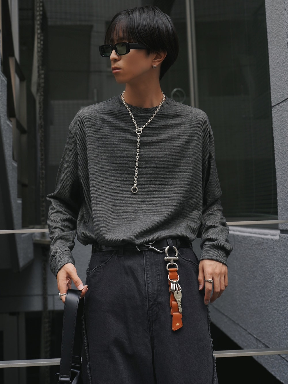 「淡色コーデ、デニム、お出かけコーデ、メガネ男子、秋服準備はじめました、デートコーデ、韓国ファッション、ロンT、休日スタイル、トートバッグ、ブーツ、ボーダー、大人カジュアル、サングラス、タックイン」｜「LIDNMのMILLED NZ MERINO WOOL L/S（Tシャツ/カットソー、イエロー系）」を使った、しーさん（メンズ・177cm）の秋コーディネートの2枚目の写真