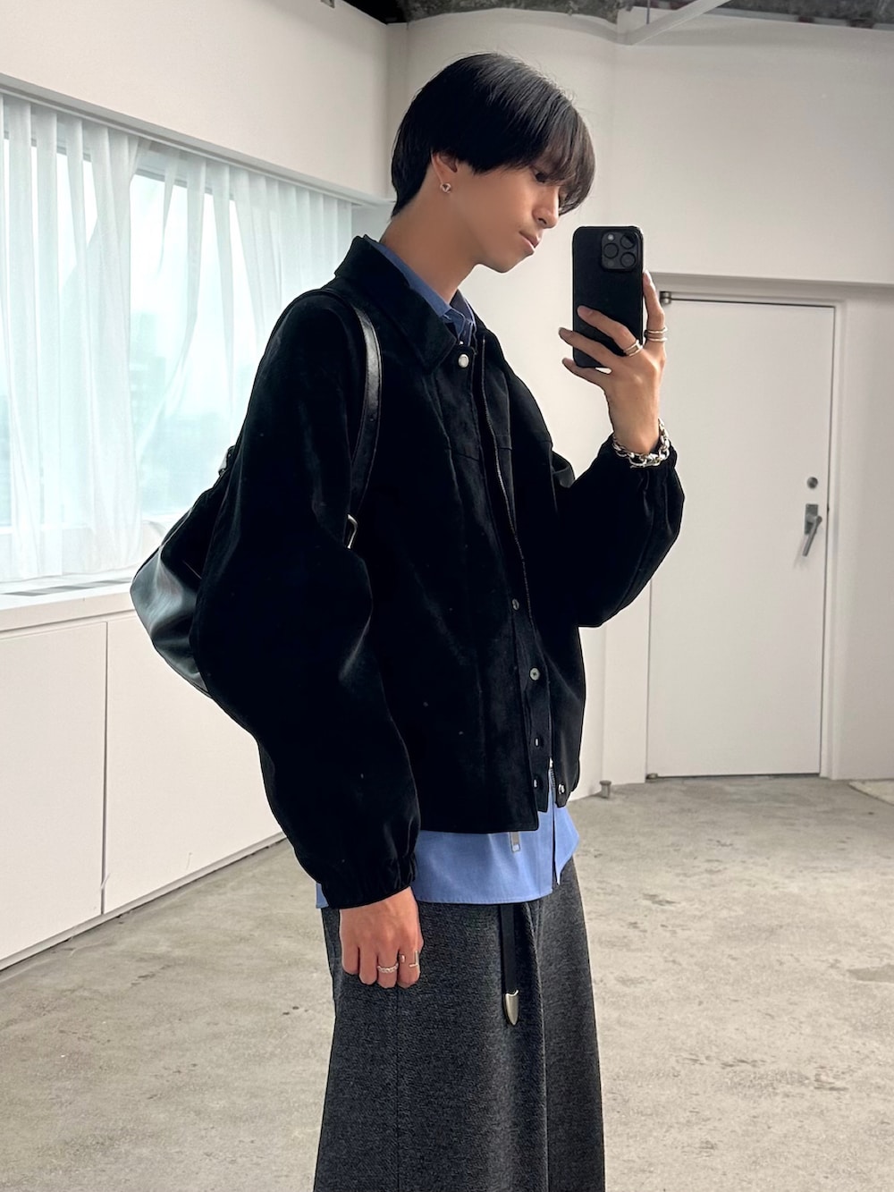 グレー系のシャツ/ブラウス、ブルー系のシャツ/ブラウス、ブラック系のブルゾンを着用したメンズの秋コーディネートの2枚目の写真